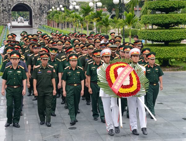 Dâng hương tưởng niệm tại Nghĩa trang Liệt sĩ tỉnh Điện Biên
