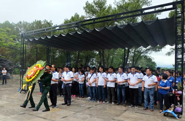 Ngân hàng TMCP Quân đội dâng hương tưởng niệm các Anh hùng liệt sĩ