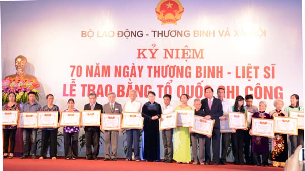 Trao 498 bằng Tổ quốc ghi công cho thân nhân liệt sĩ