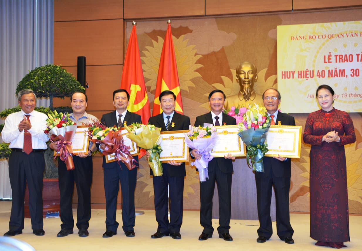 Chủ tịch Quốc hội Nguyễn Thị Kim Ngân trao Huy hiệu Đảng tặng nguyên Chủ tịch Quốc hội Nguyễn Sinh Hùng