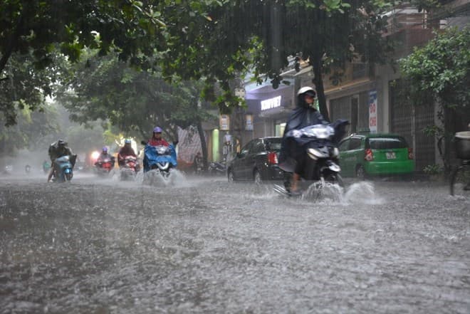 Miền Bắc đêm và sáng có mưa lớn, vùng biển phía Nam gió giật mạnh