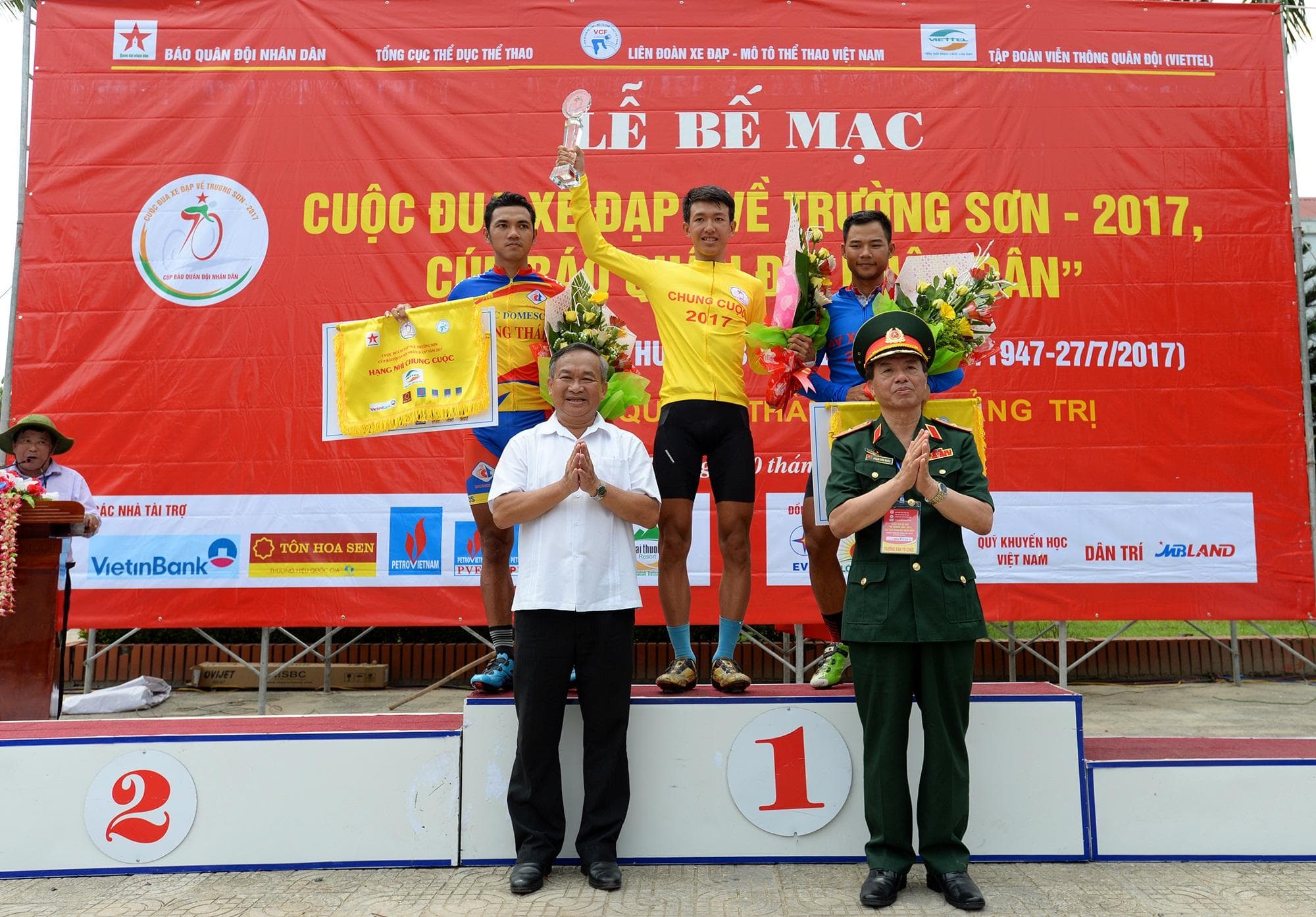 Cuộc đua xe đạp “Về Trường Sơn-2017, Cúp Báo Quân đội nhân dân”: Vượt nắng, thắng mưa, về đích an toàn