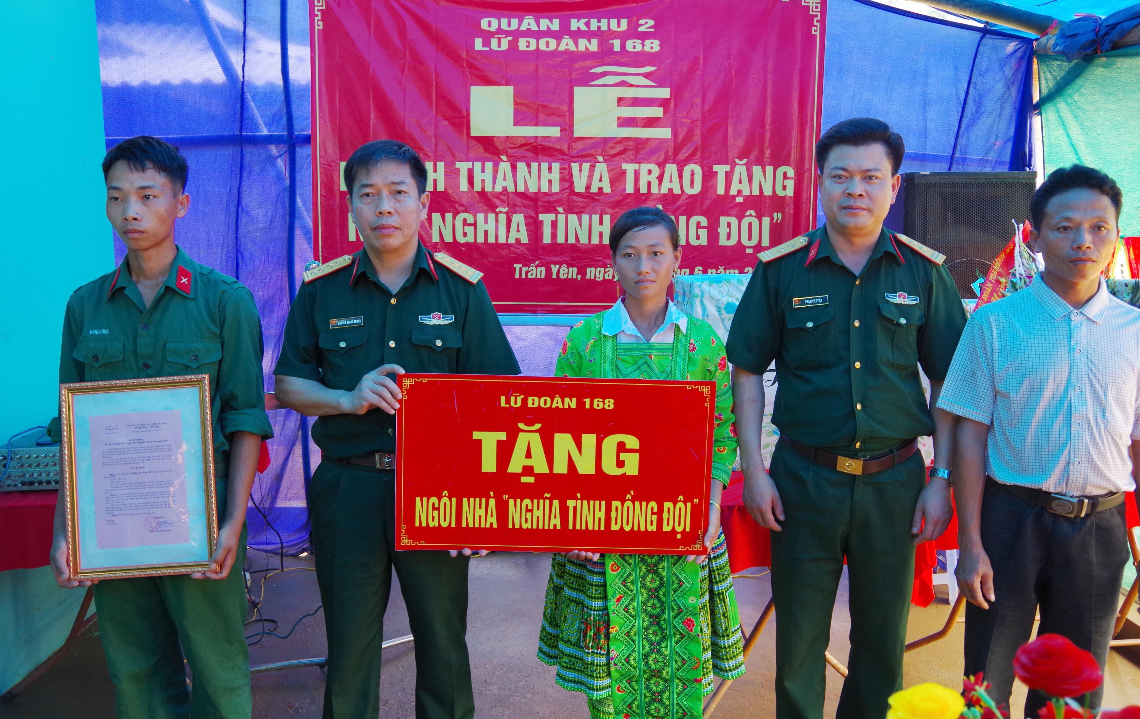 Sẻ chia khó khăn, ấm tình đồng đội