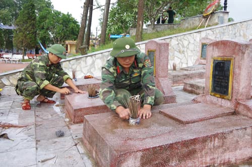Bộ CHQS Nghệ An tu bổ Nghĩa trang Liệt sĩ và tặng quà gia đình chính sách tại Nghi Lộc