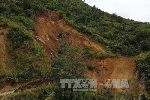 Lai Châu: Sạt lớn trên quốc lộ 4H, chia cắt tuyến giao thông chính của huyện biên giới Mường Tè