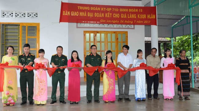 Tặng nhà đại đoàn kết cho nữ già làng Tây Nguyên