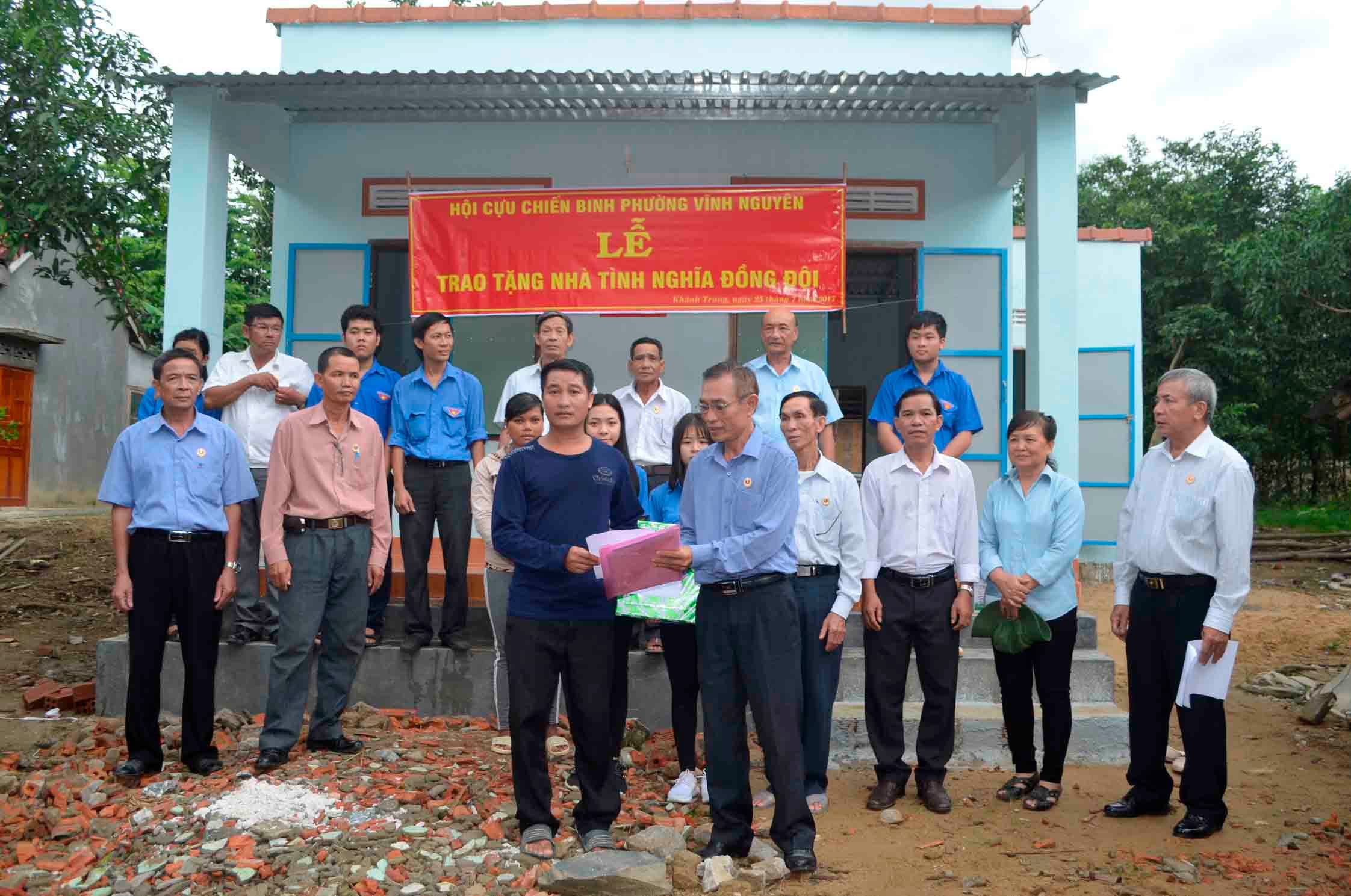 Bàn giao nhà tình nghĩa cho cựu chiến binh huyện Khánh Vĩnh
