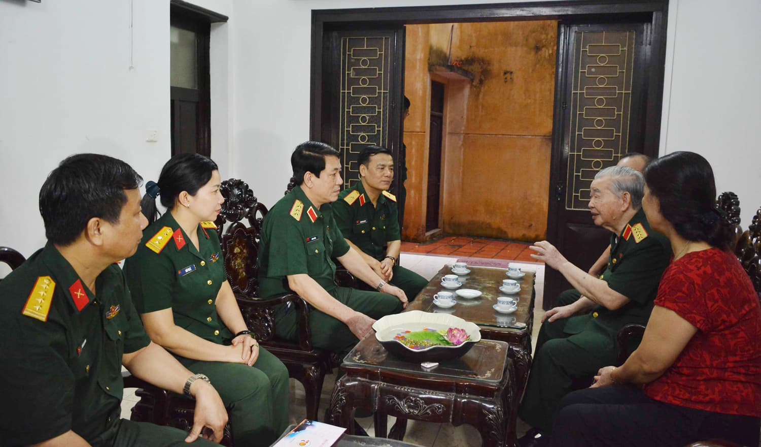 Thượng tướng Lương Cường thăm và tặng quà các đồng chí nguyên Chủ nhiệm Tổng cục Chính trị