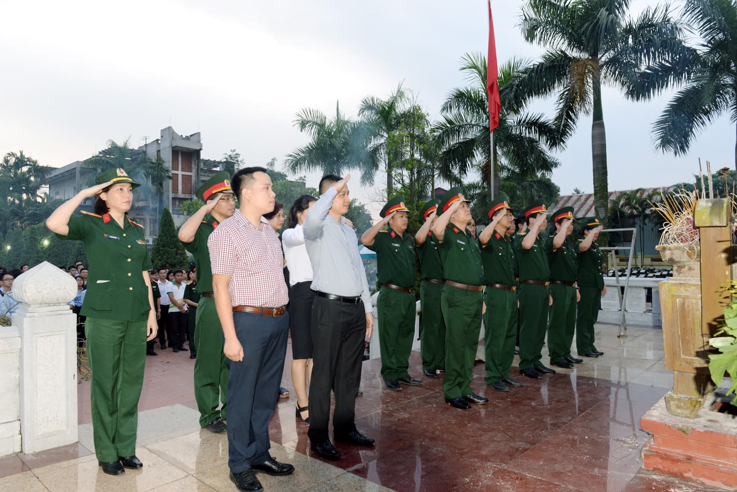 Dâng hương tưởng niệm các anh hùng liệt sĩ tại Nghĩa trang liệt sĩ Ngọc Hồi