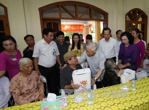 Tổng Bí thư Nguyễn Phú Trọng thăm, tặng quà Trung tâm nuôi dưỡng và điều dưỡng người có công số 2 Hà Nội