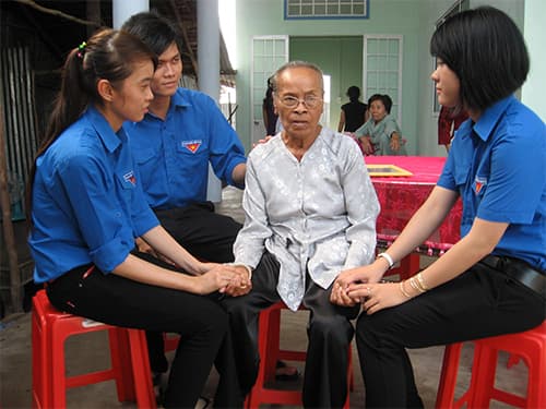 May áo dưới hầm bí mật