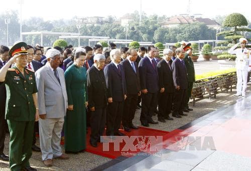 Lãnh đạo Đảng, Nhà nước tưởng niệm các anh hùng liệt sĩ và vào Lăng viếng Chủ tịch Hồ Chí Minh