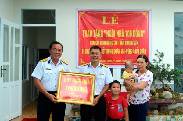 Vùng 4 Hải quân trao tặng “Ngôi nhà 100 đồng” cho đồng chí có hoàn cảnh khó khăn