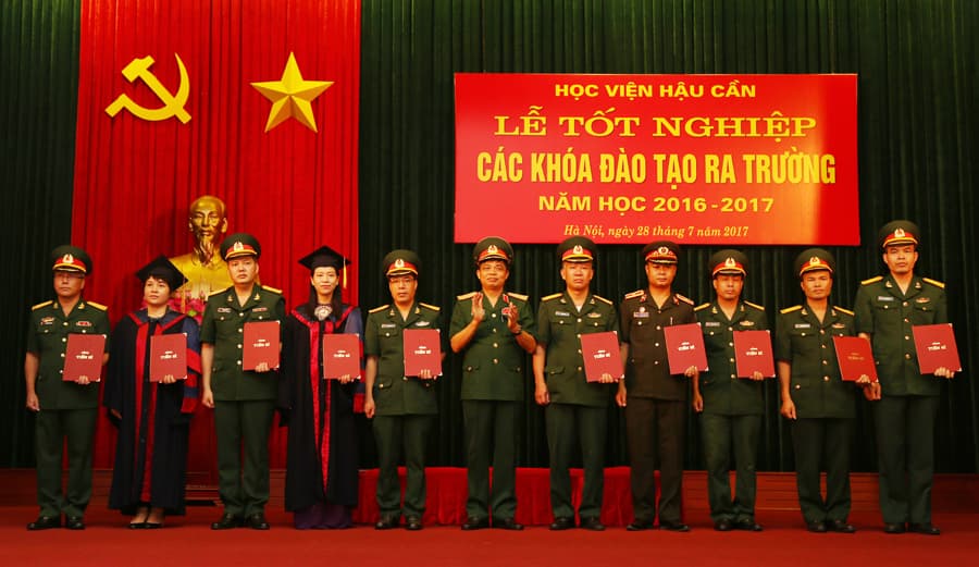 Học viện Hậu cần: Trao bằng tốt nghiệp cho các học viên