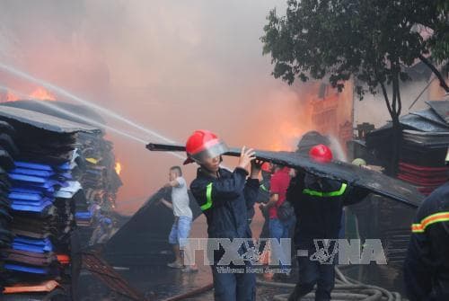 TP Hồ Chí Minh: Cháy lớn thiêu rụi công ty sản xuất đồ nhựa