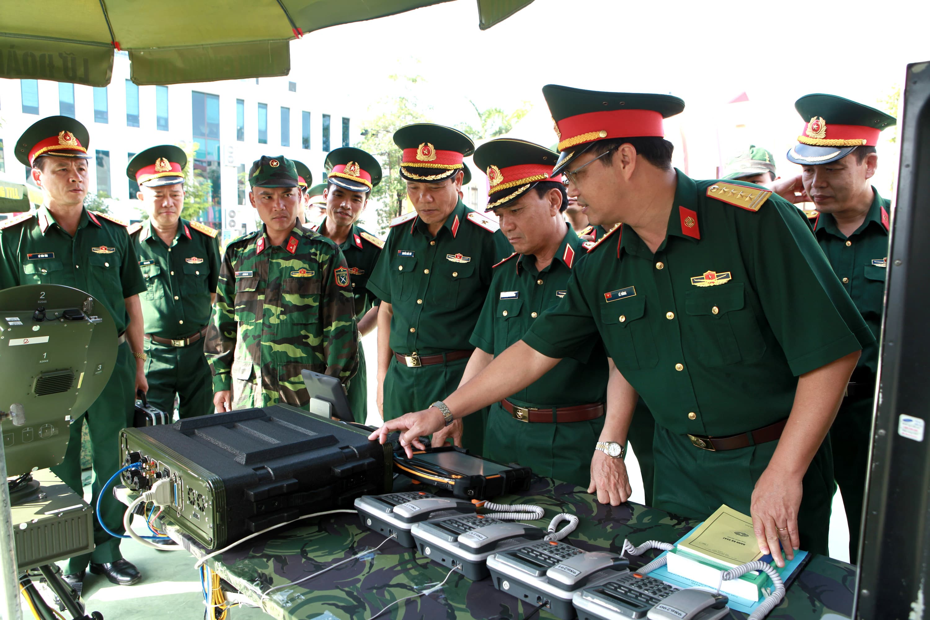 Lữ đoàn 205 hoàn thiện triển khai hệ thống thông tin liên lạc phục vụ diễn tập