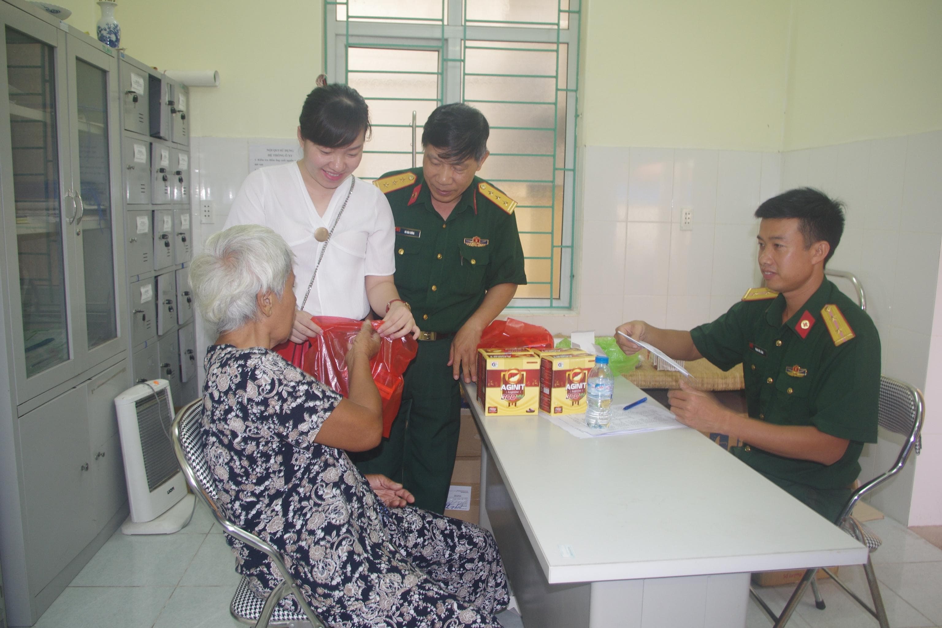 Nghĩa tình với thế hệ cha anh