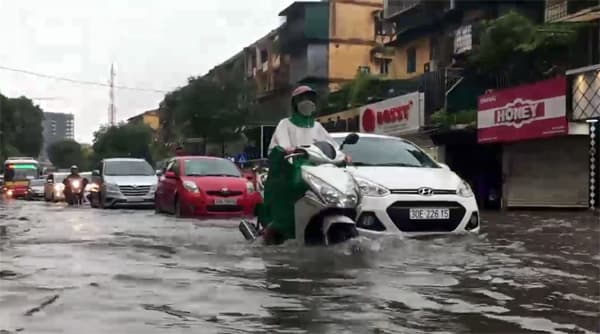 Nhiều tuyến phố Hà Nội ngập sau mưa lớn