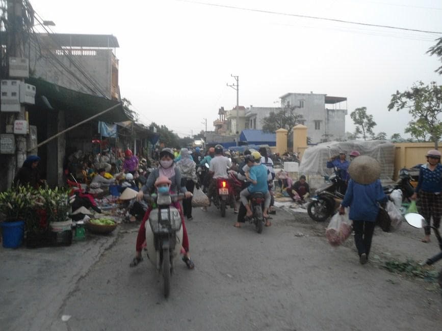 Chợ tự phát gây cản trở giao thông