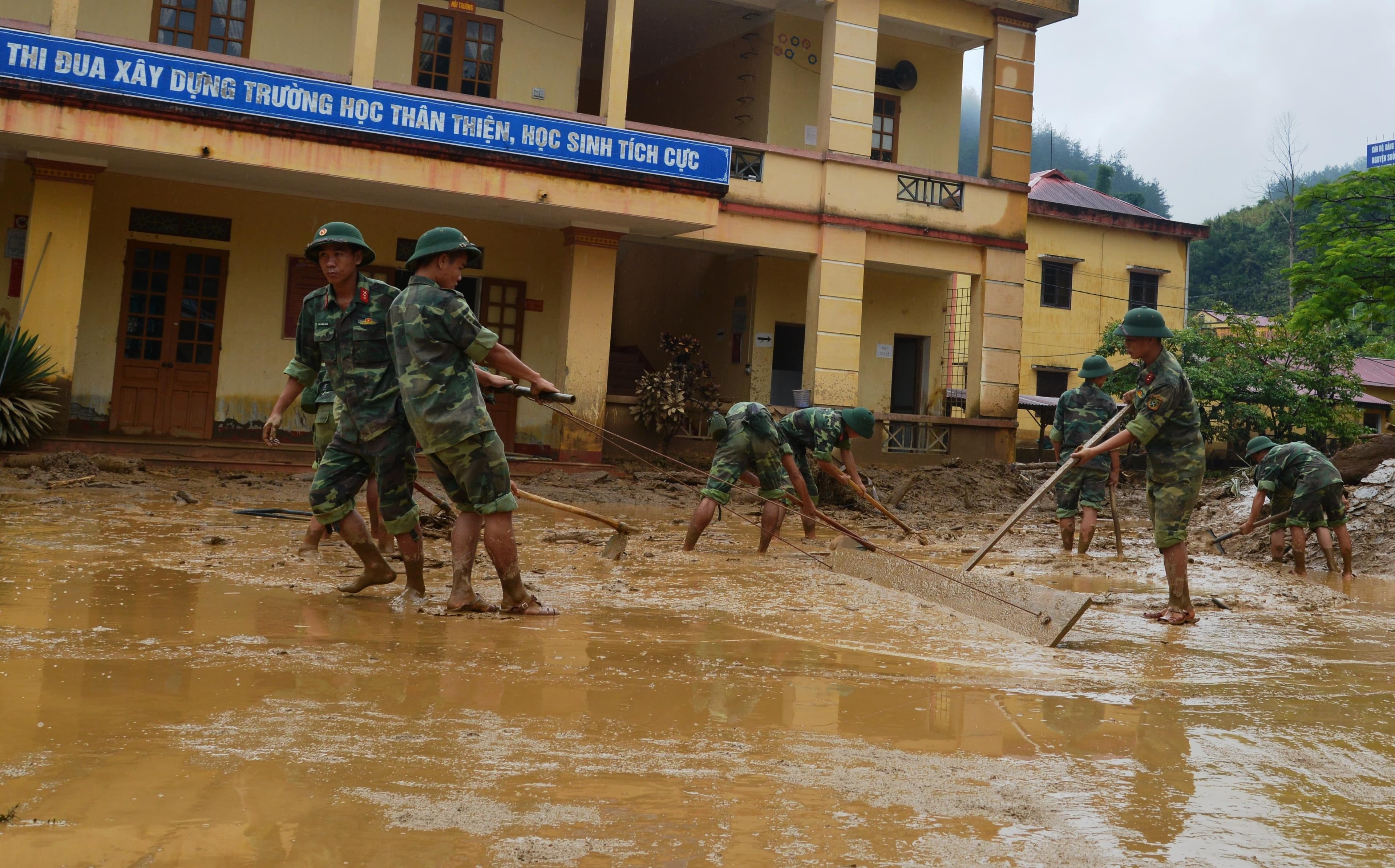 Trắng đêm giúp dân nơi “rốn lũ"