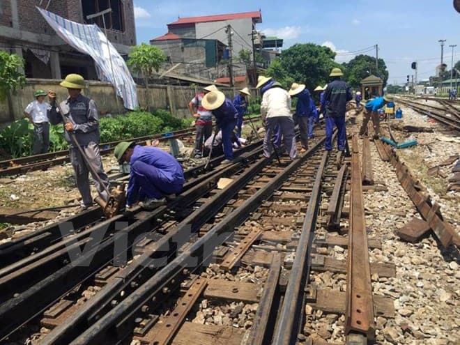 Vụ tàu hỏa trật bánh 2 lần: Hạ tốc độ tàu chạy vào ga Yên Viên
