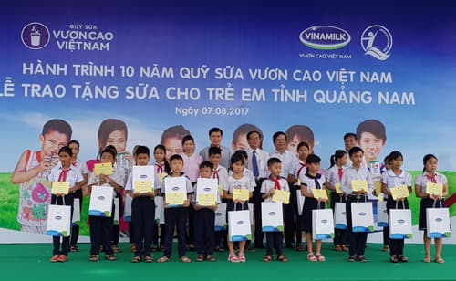 Trao 46.500 ly sữa cho trẻ em tỉnh Quảng Nam