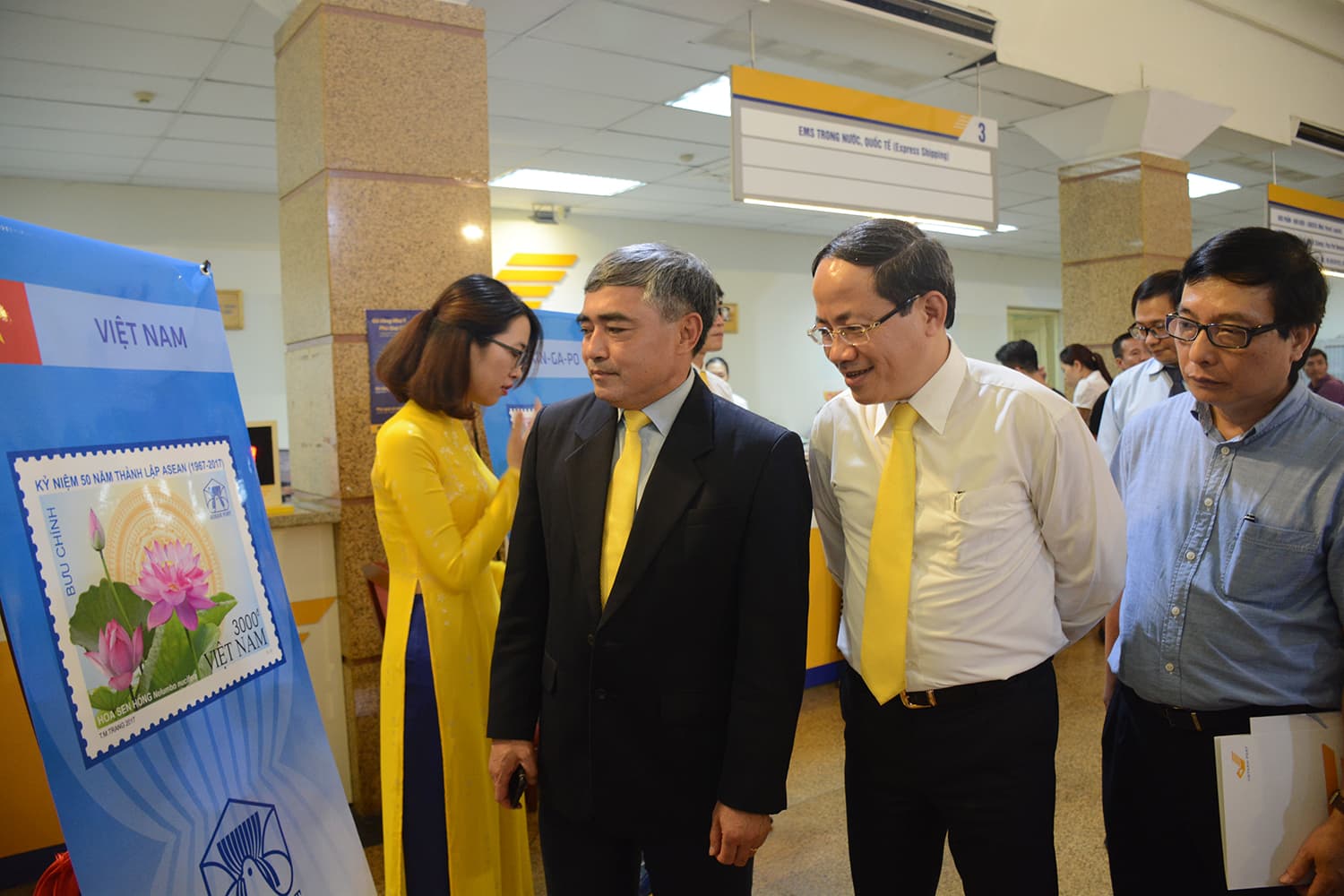 Phát hành bộ tem “Kỷ niệm 50 năm thành lập ASEAN”