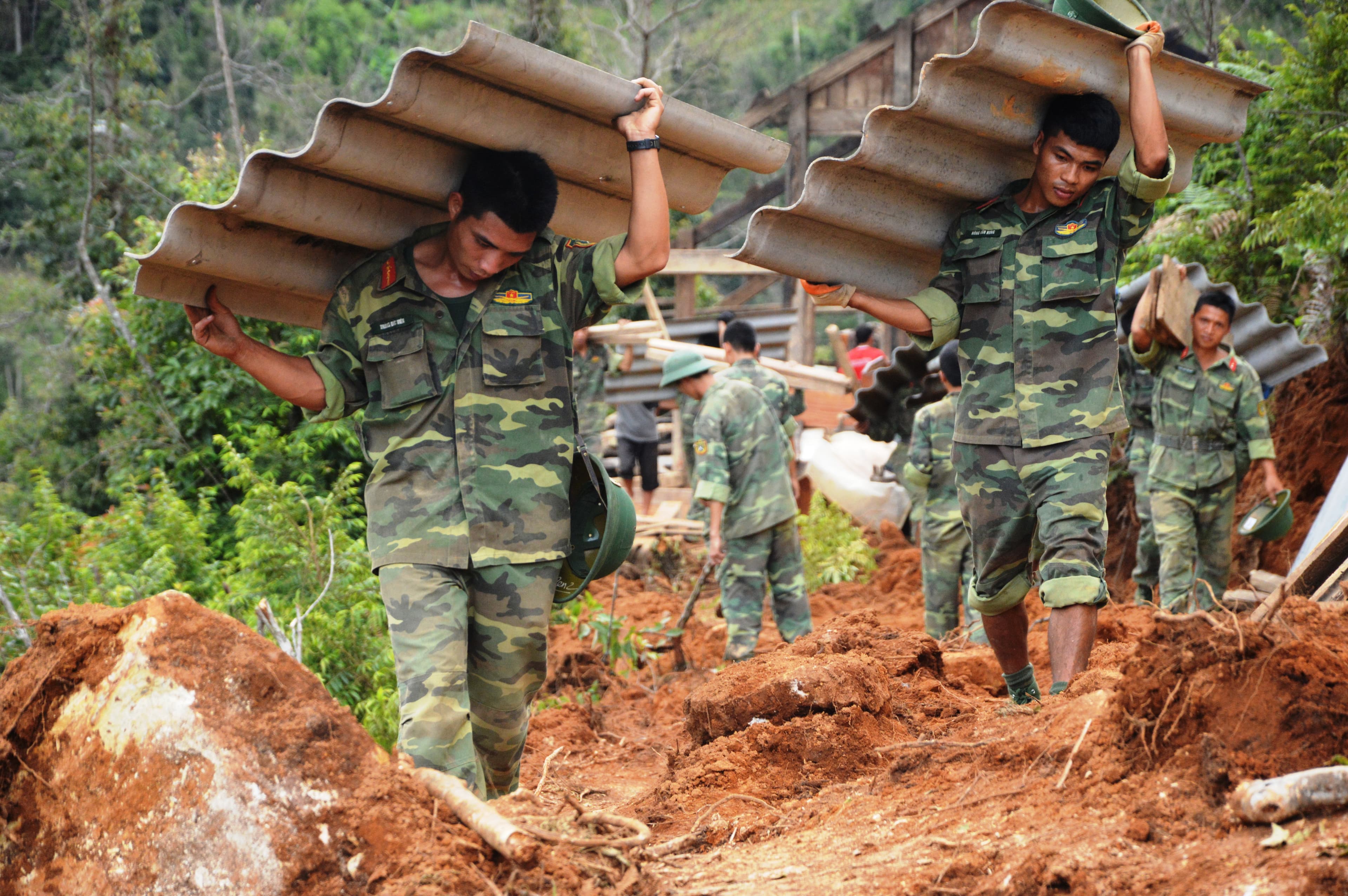 Bộ đội giúp dân chuyển bản