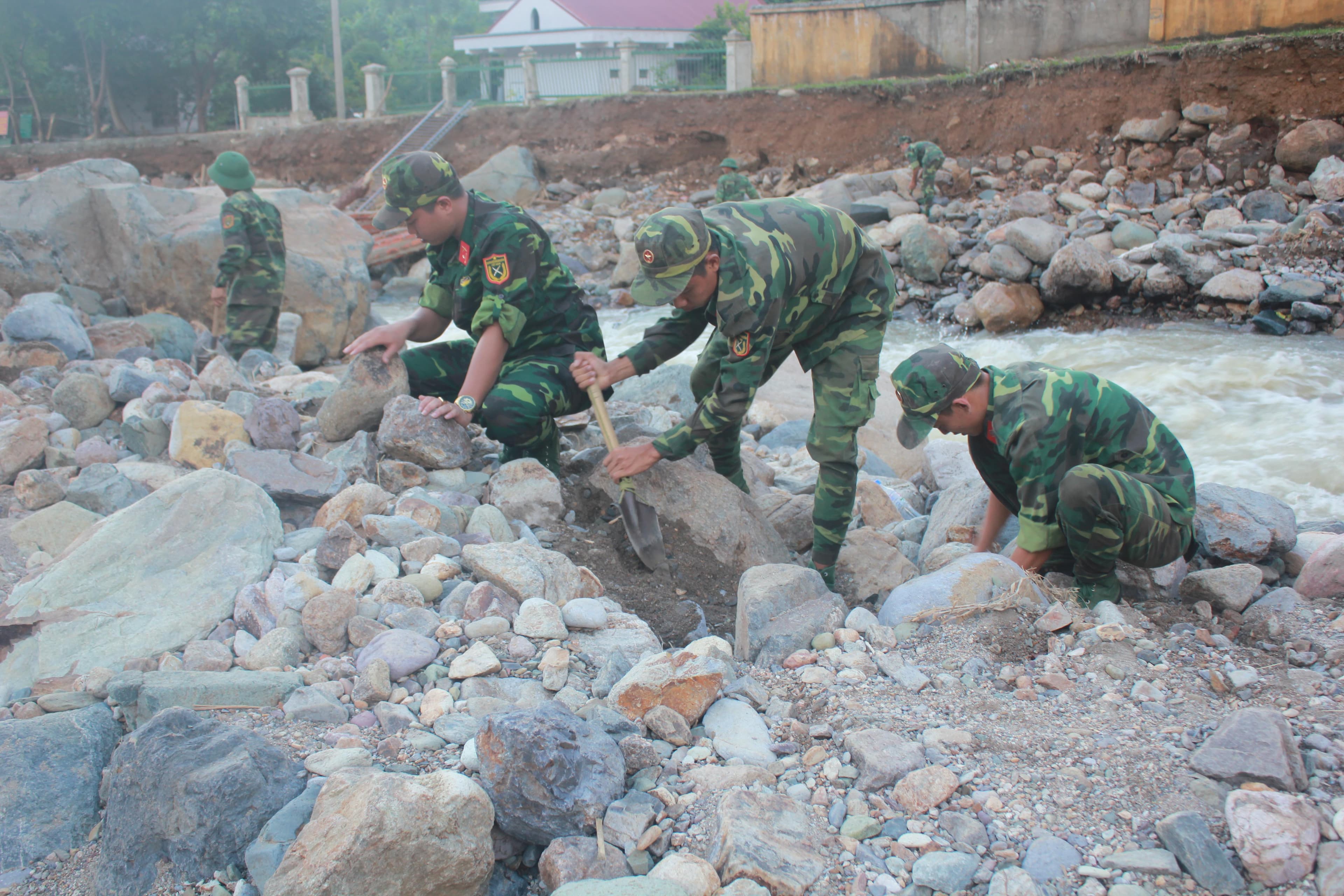 Chia sẻ khó khăn với đồng bào vùng lũ
