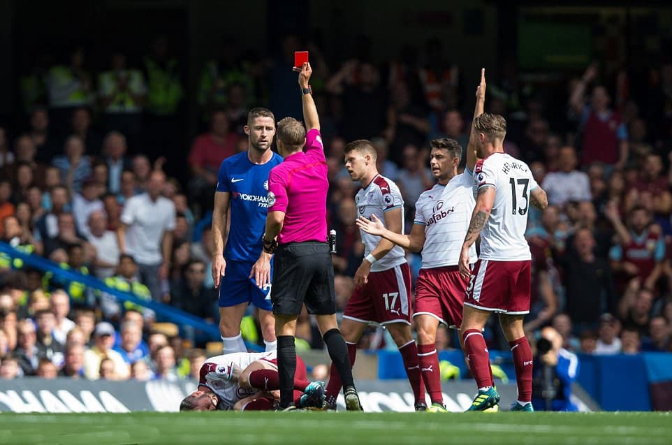 ĐKVĐ Chelsea bị Burnley đánh bại trong ngày ra quân
