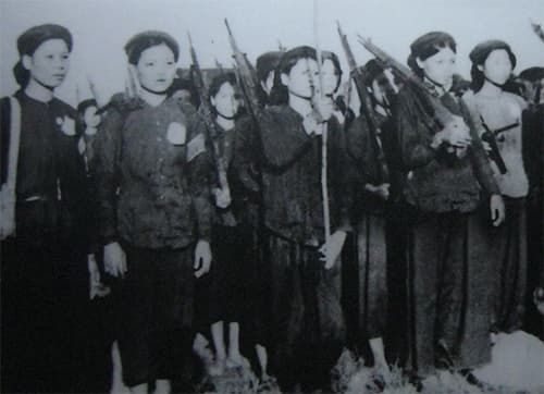 Cô gái Bãi Sậy dùng đòn gánh đánh Tây