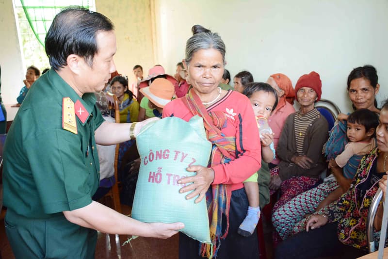 Công ty 74 (Binh đoàn 15)  tặng 10 tấn gạo cho bà con vùng biên giới