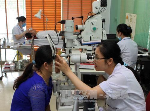 Vì sao khám, chữa bệnh bảo hiểm y tế ở Nghệ An, người dân Hà Tĩnh phải trả trước viện phí?