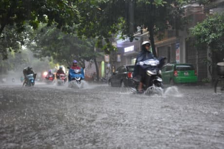 Vùng núi phía Bắc mưa to, Trung Bộ nắng nóng