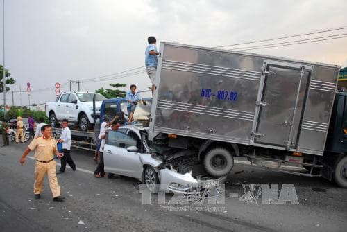 Thành phố Hồ Chí Minh: Tai nạn liên hoàn, nhiều phương tiện hư hỏng nặng