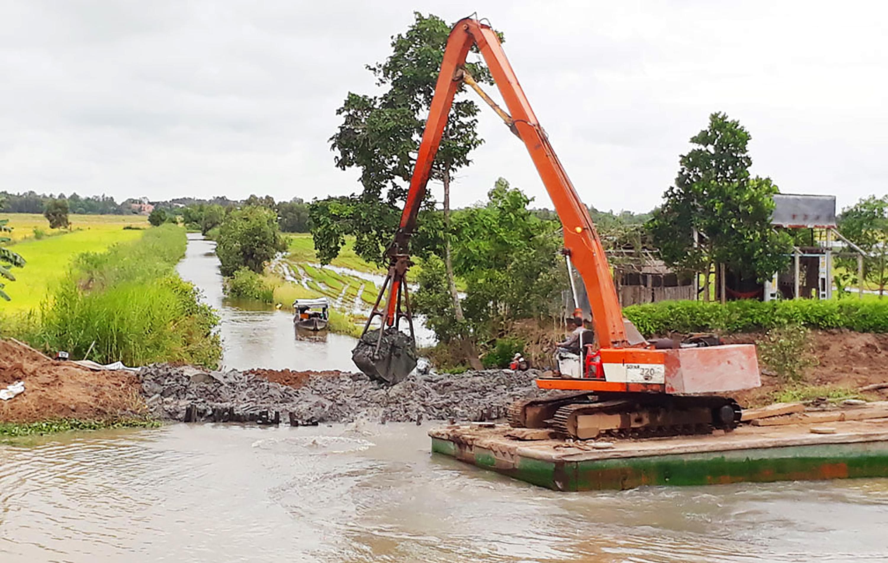 Tập trung gia cố đê bao, khẩn trương gặt lúa chạy lũ