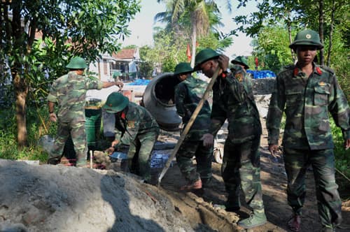 Gần 100 cán bộ, chiến sĩ tham gia cùng địa phương xây dựng nông thôn mới
