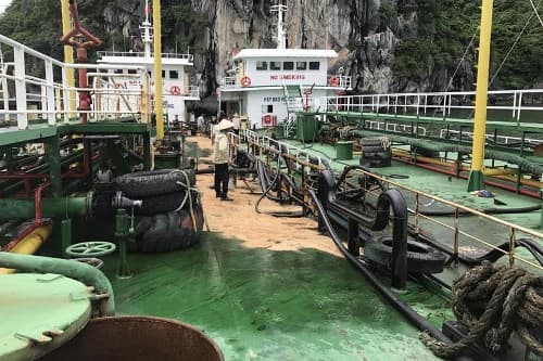 Quảng Ninh: Khắc phục sự cố bục ống dẫn khiến 200 lít dầu tràn ra Vịnh Hạ Long