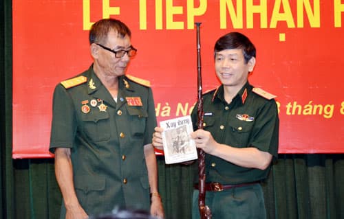 Bảo tàng Lịch sử Quân sự Việt Nam tiếp nhận hiện vật của các cựu tù Côn Đảo