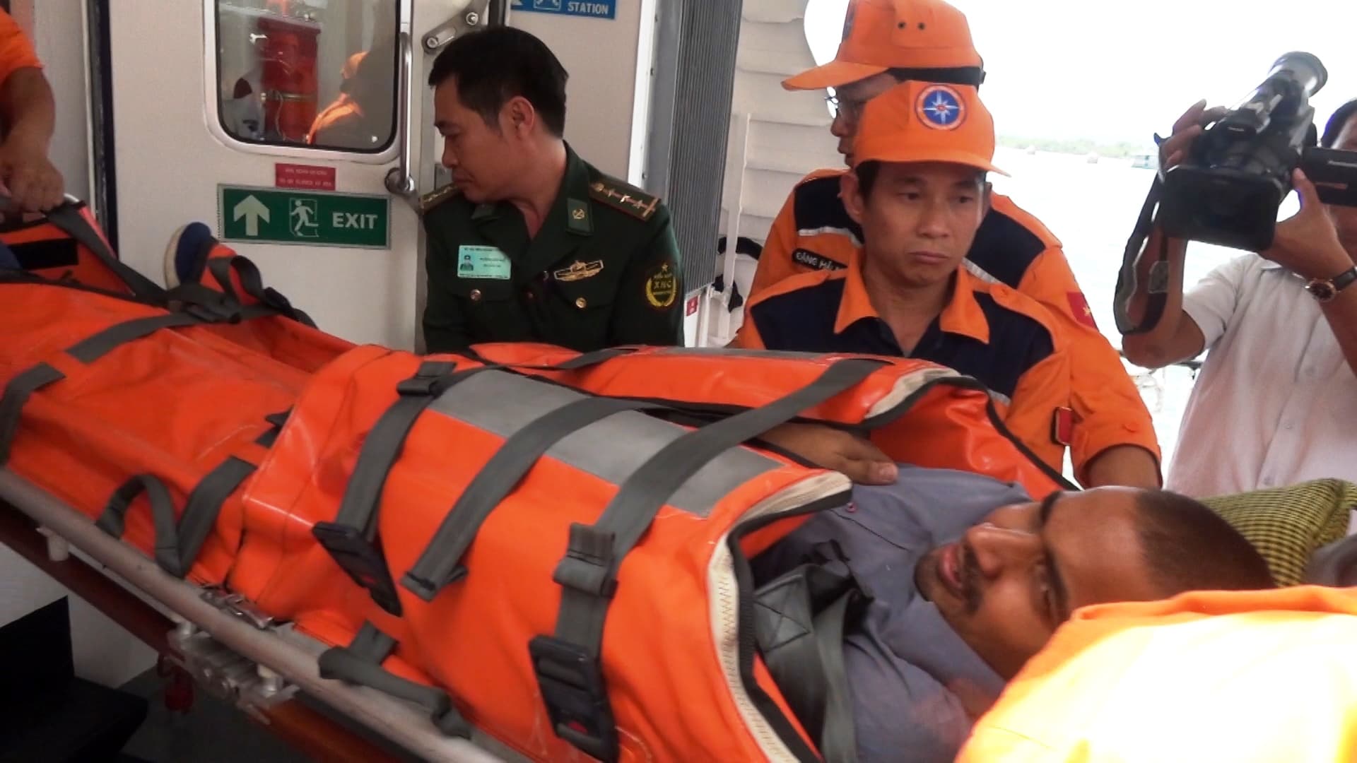 Đưa thuyền viên Ấn Độ bị nạn trên biển vào bờ an toàn