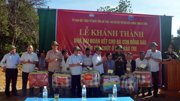 Bàn giao Nhà đại đoàn kết tặng đồng bào dân tộc Chứt