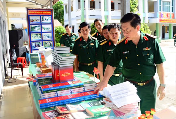 Trung tướng Nguyễn Trọng Nghĩa dự tổng kết xây dựng môi trường văn hóa tại huyện Tân Hưng, Long An