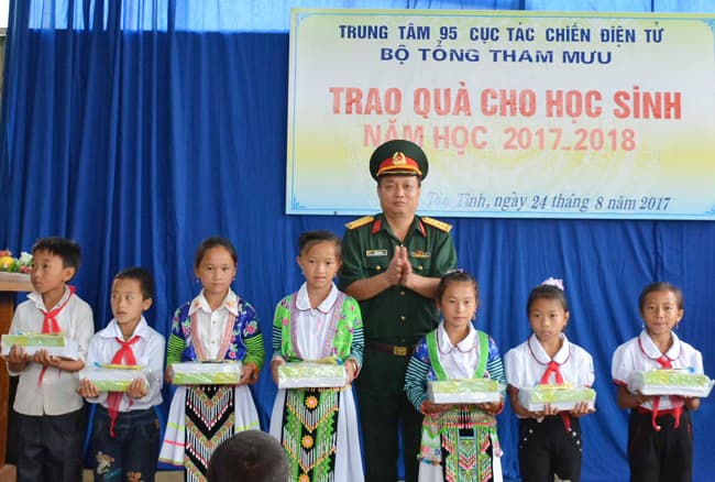 Trung tâm 95 tặng quà học sinh vùng đặc biệt khó khăn