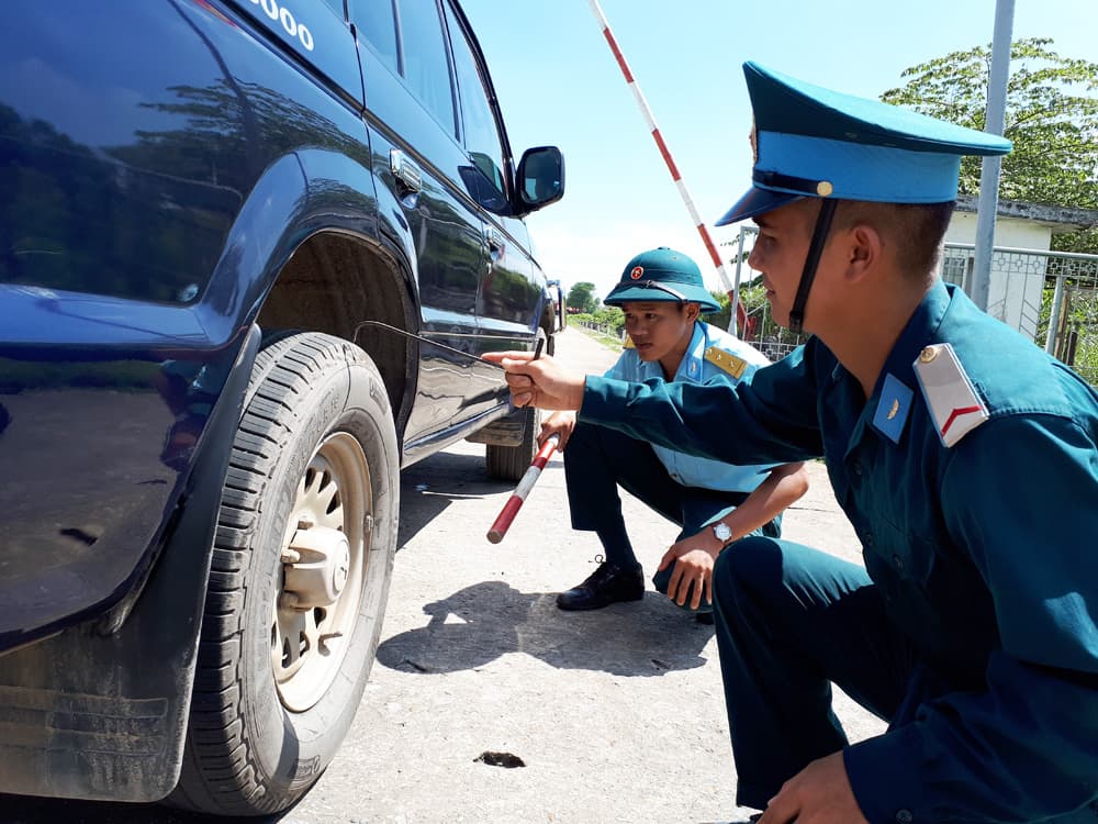 Những người giữ sạch “đường lên trời”
