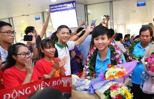 Hàng trăm CĐV, người hâm mộ đón Đội tuyển Bóng đá nữ Việt Nam tại sân bay