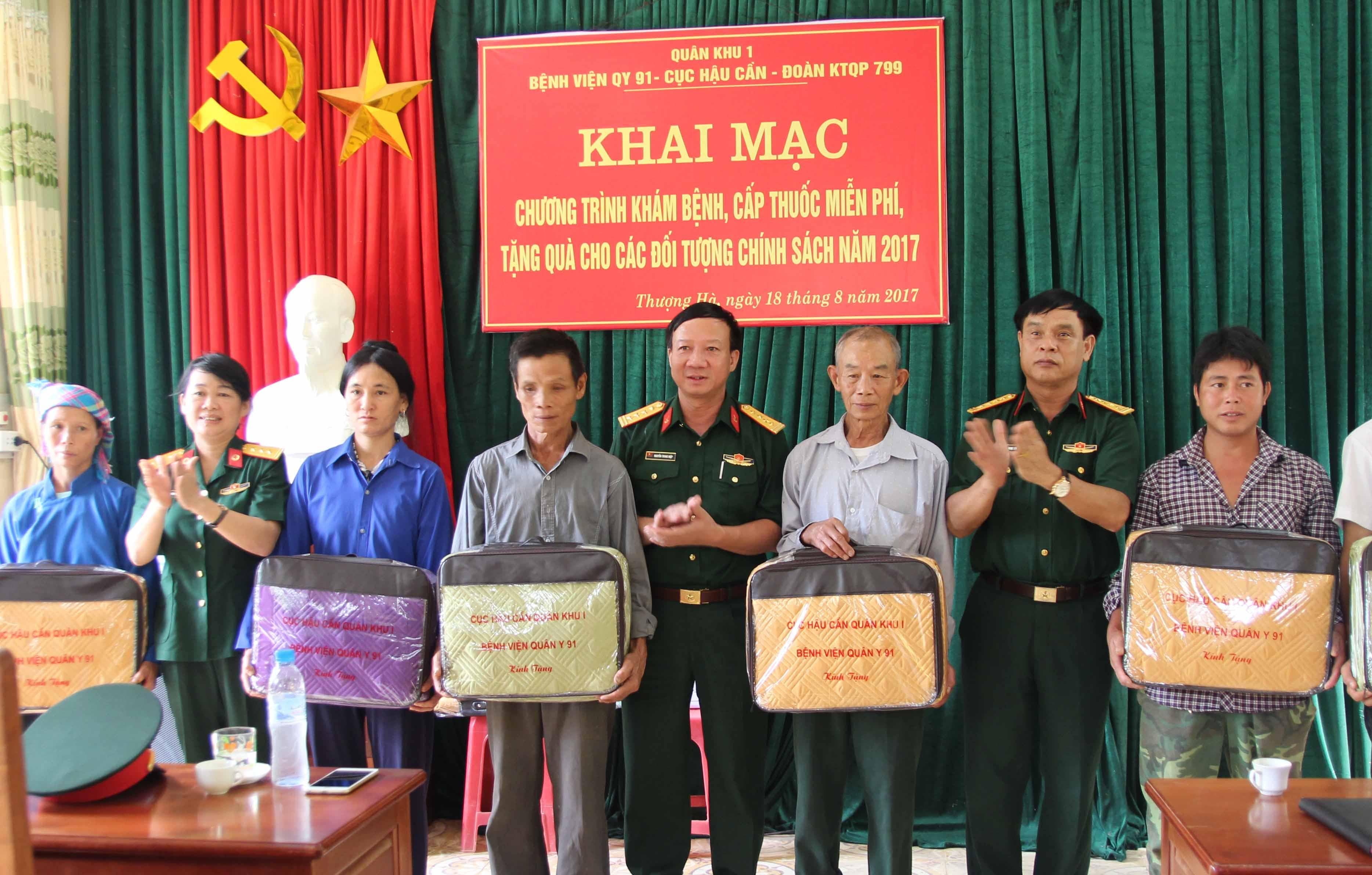 Nghĩa tình với đồng bào biên giới