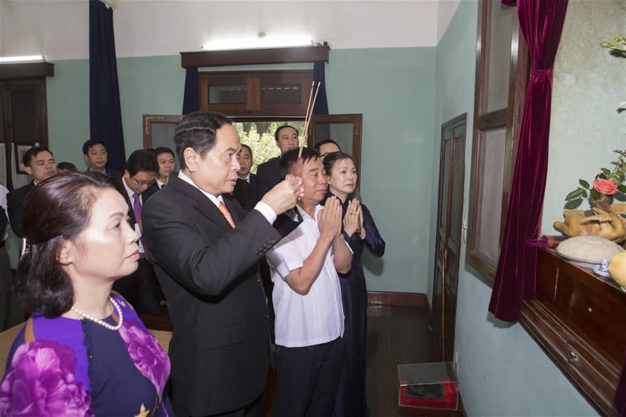 Chủ tịch Ủy ban Trung ương MTTQ Việt Nam dâng hương tưởng nhớ Bác Hồ