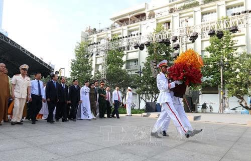 Lãnh đạo Thành phố Hồ Chí Minh dâng hương, dâng hoa tưởng niệm Chủ tịch Hồ Chí Minh
