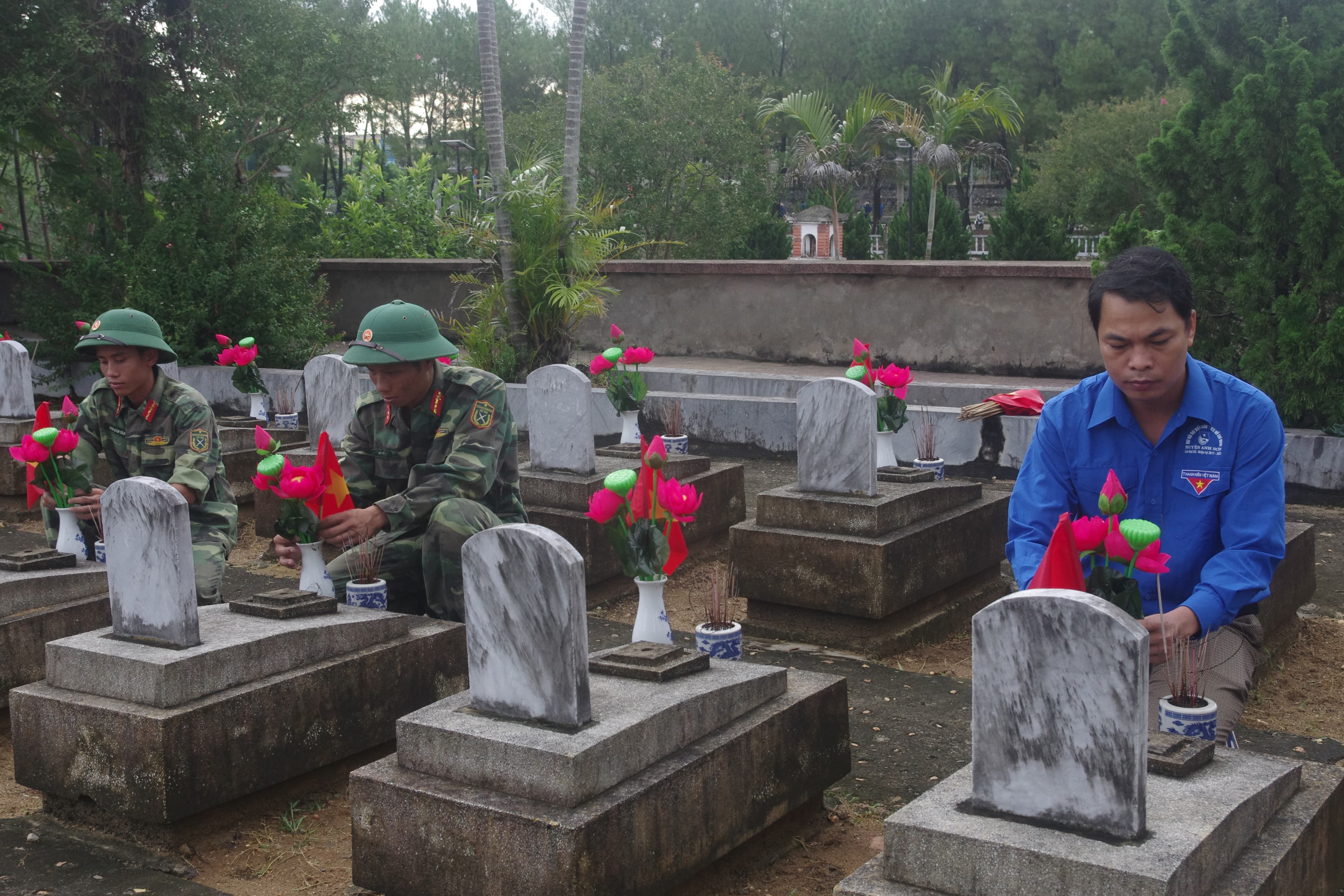 Dâng hương, gắn lọ hoa tại Nghĩa trang liệt sĩ Việt – Lào