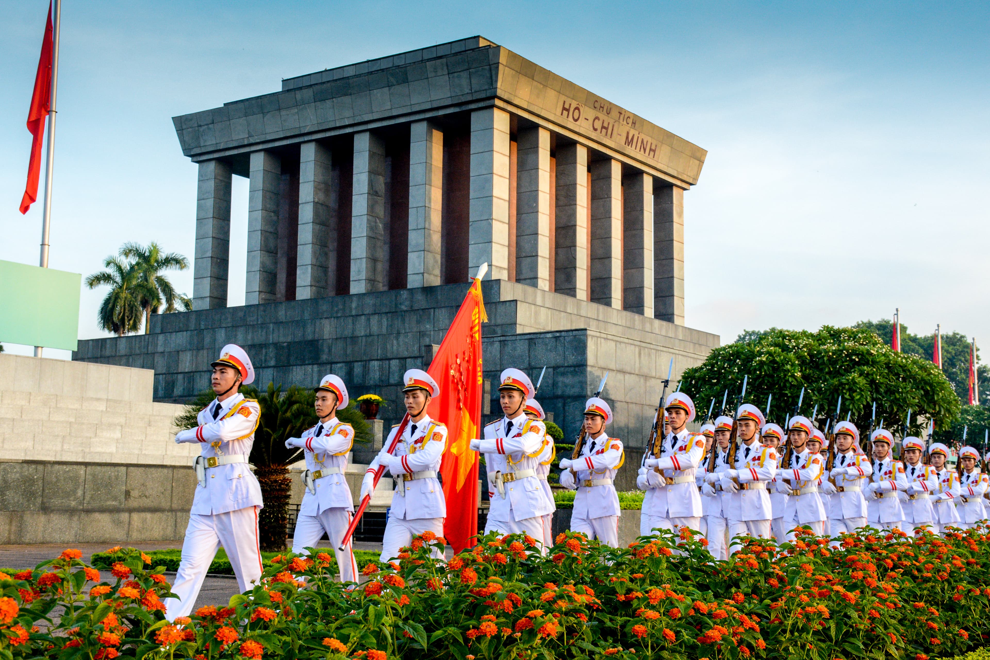72 năm, "rũ bùn đứng dậy sáng lòa"